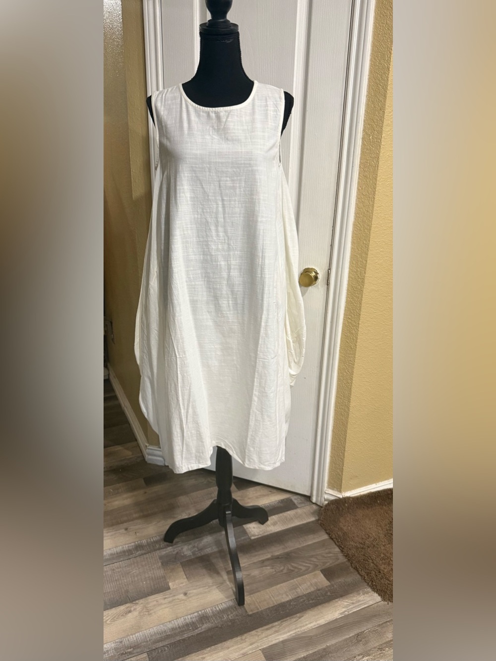 White Sleeveless Women's Dress